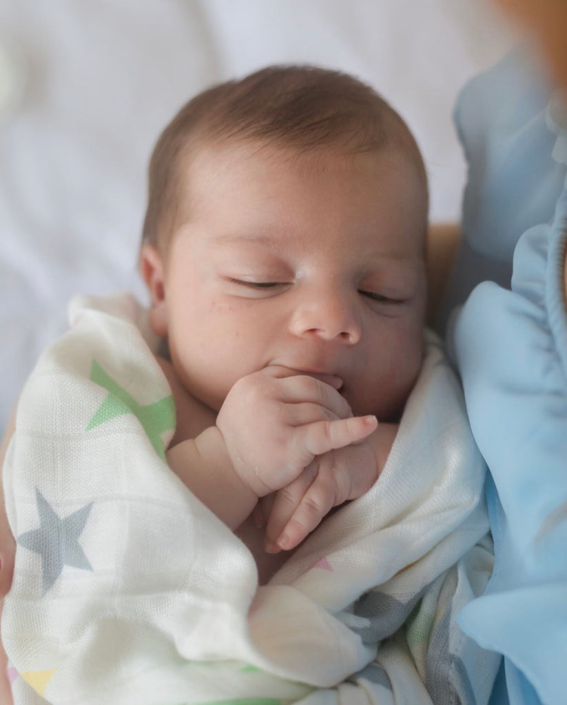 Can newborn sleep in a swaddle? 